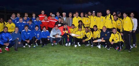 Gruppenbild nach erfolgreichem Benefizfußballturnier zu Gunsten des Hegau-Jugendwerks. Bild: aj